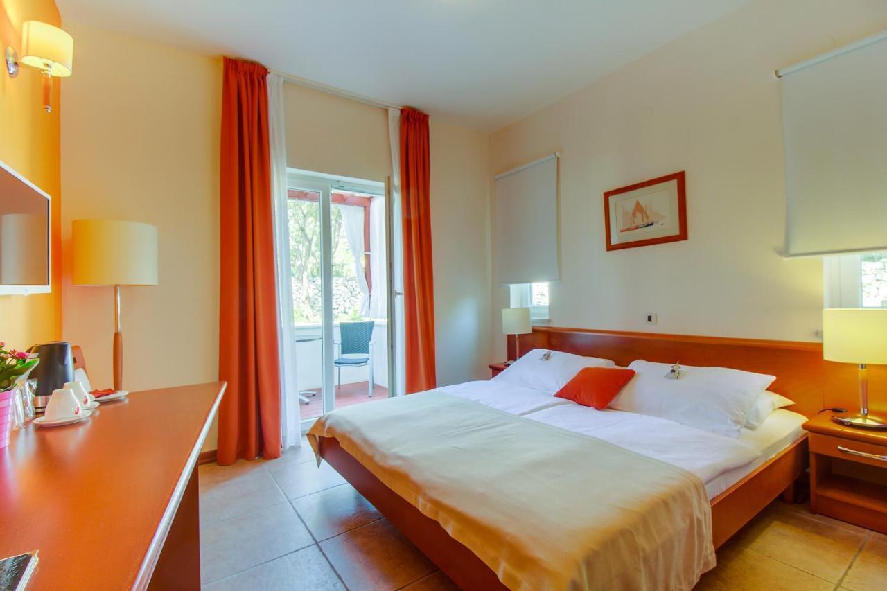 Hotel Manora เนเรซีน ภายนอก รูปภาพ