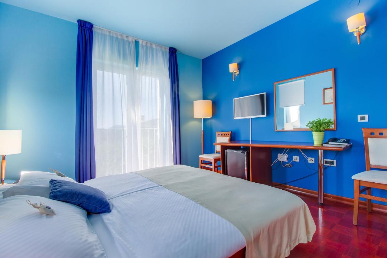 Hotel Manora เนเรซีน ภายนอก รูปภาพ