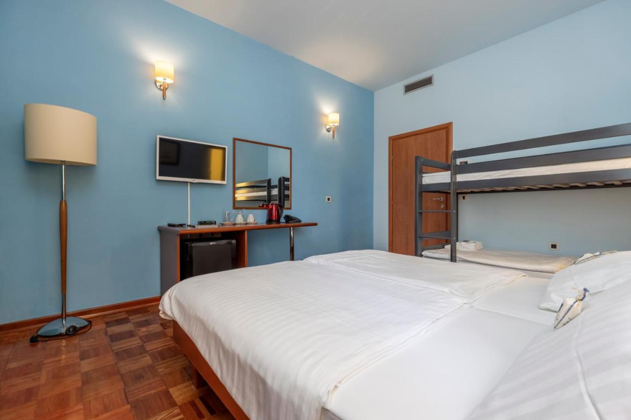 Hotel Manora เนเรซีน ภายนอก รูปภาพ