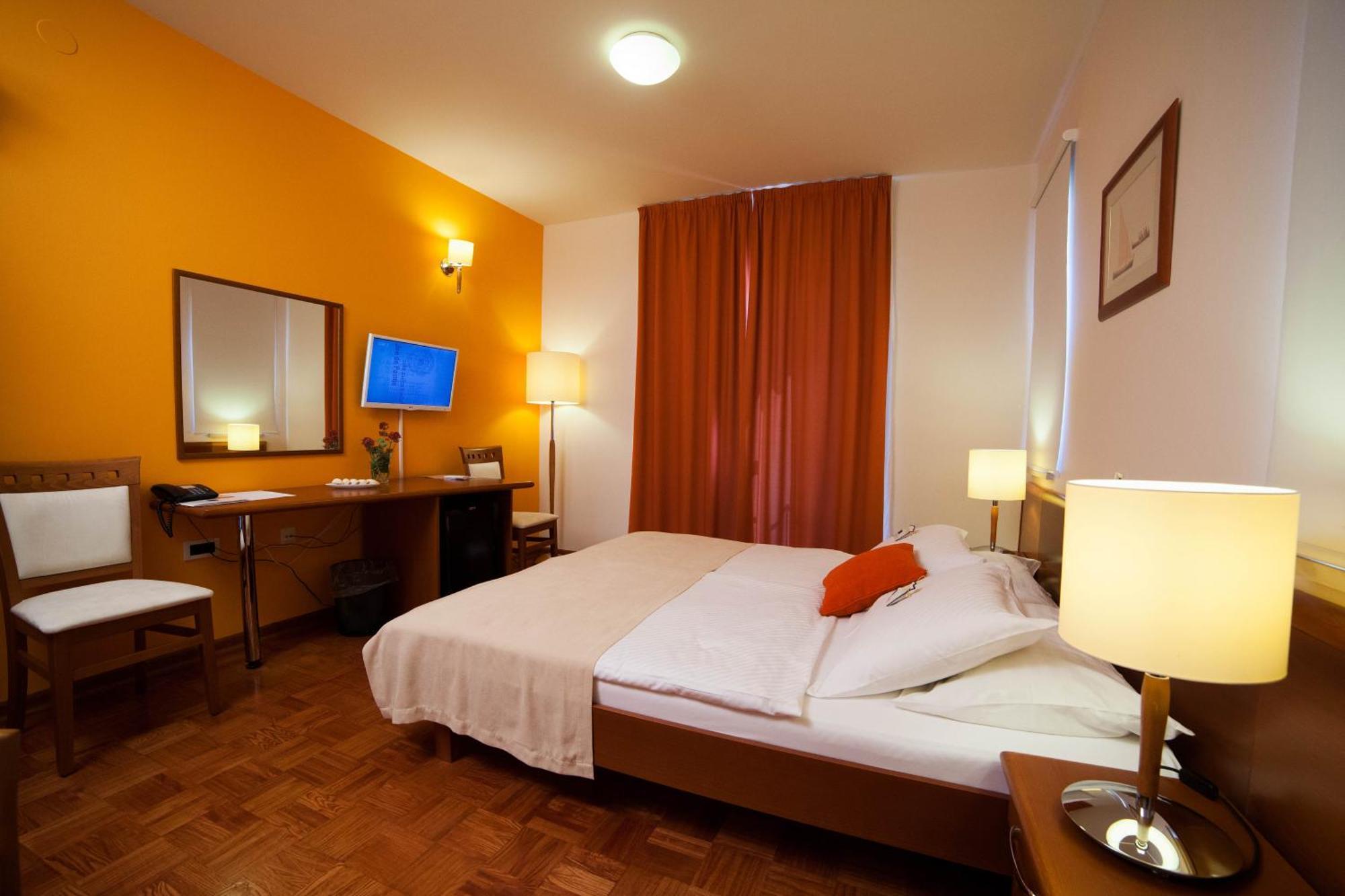 Hotel Manora เนเรซีน ภายนอก รูปภาพ