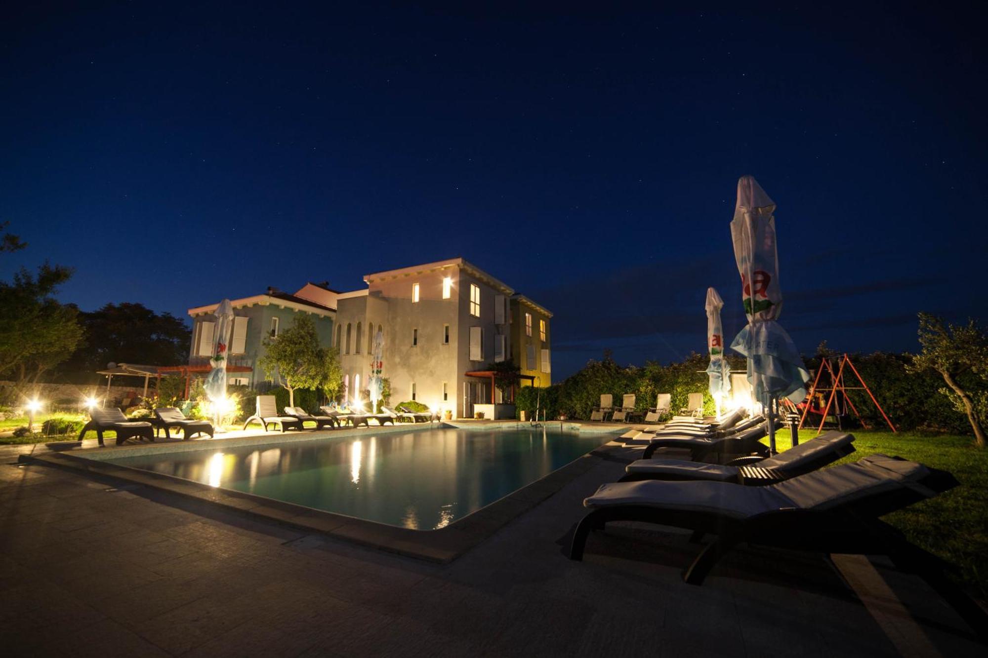 Hotel Manora เนเรซีน ภายนอก รูปภาพ